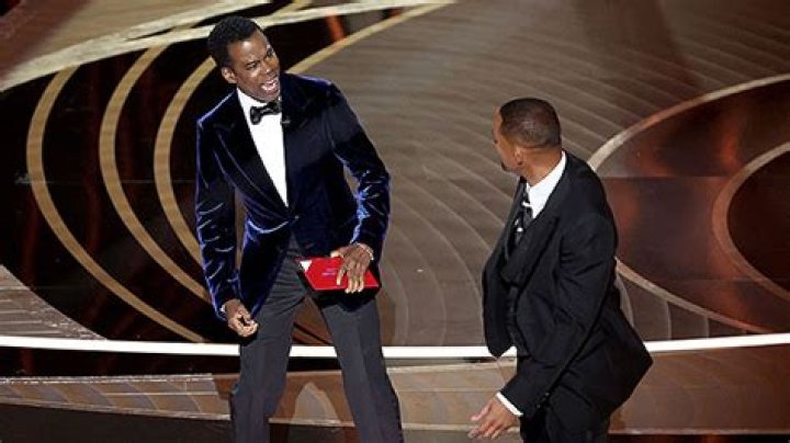 Chris Rock Jokes About Will Smith Slap & Compares Him To Suge Knight – Hollywood Life
