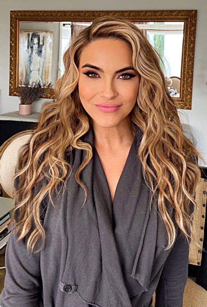 Chrishell Stause’s Tousled Curls Hair Tutorial By Stylist Bradley Leake – Hollywood Life