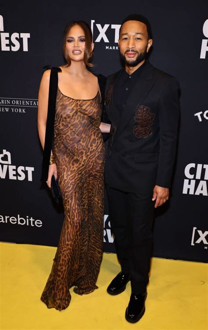 Chrissy Teigen Hilariously Repurposes John Legend’s Oscar For A ‘World’s Good Dad’ Award On Special