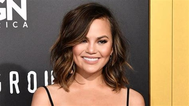 Chrissy Teigen Reveals 3 Zits & Red ‘Period Skin’ — Why This Happens & How To Prevent