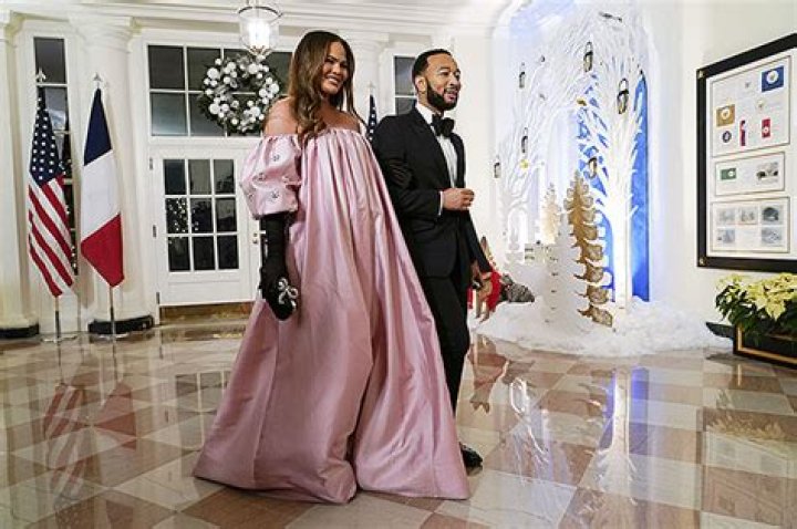 Chrissy Teigen Rocks Pink Gown With John Legend At State Dinner: Photo – Hollywood Life