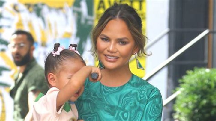 Chrissy Teigen, Sarah Michelle Gellar, & More Celeb Moms Who’ve Struggled With Postpartum Depression