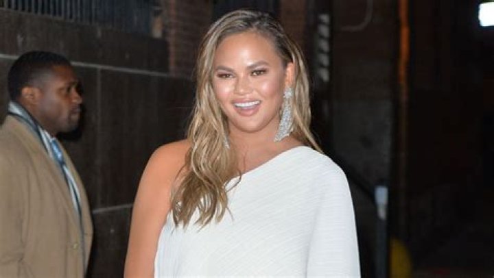 Chrissy Teigen Sings ‘Happy Birthday Mr. President’ To Barack Obama – Hollywood Life
