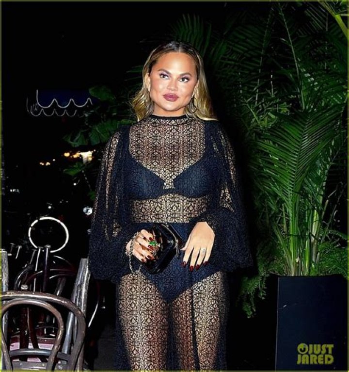 Chrissy Teigen Wears First Bikini Since Breast Implant Removal Surgery – Hollywood Life