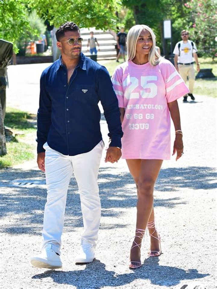 Ciara’s Pink T-Shirt Dress With Russell Wilson On Venice Vacation – Hollywood Life