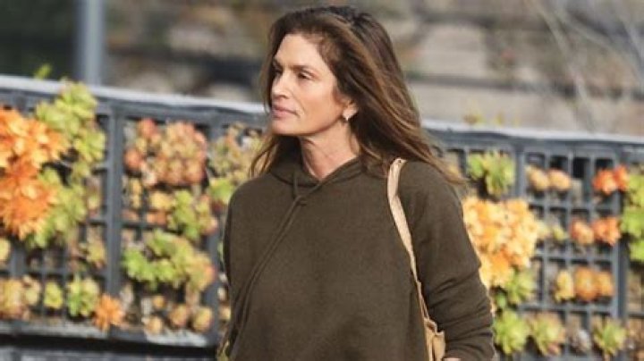 Cindy Crawford Goes Makeup Free In Jeans For Casual Christmas Shopping In Malibu: Photos