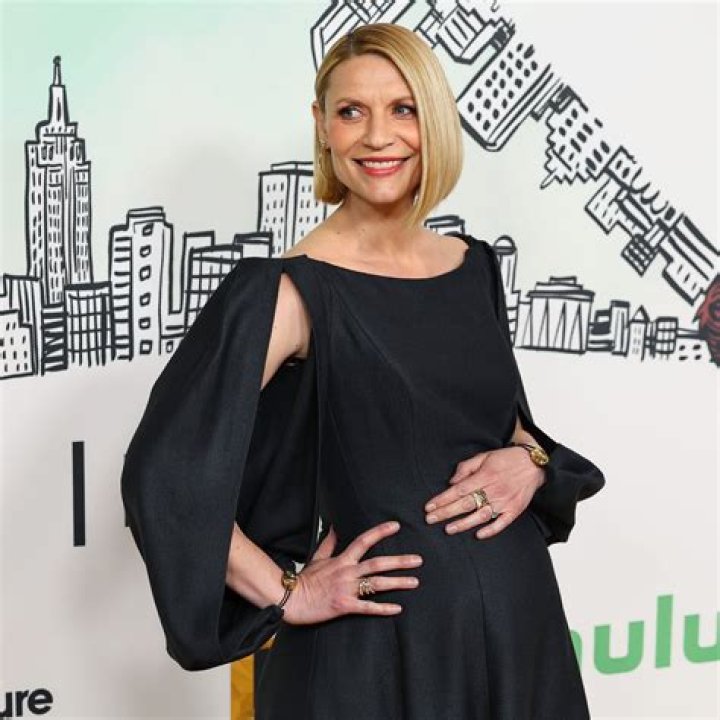 Claire Danes Debuts Baby Bump At Golden Globes 2023 – Hollywood Life