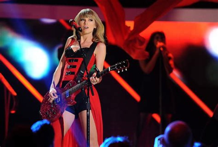 CMT Awards 2013 — Sexy Singing ‘Red’ – Hollywood Life