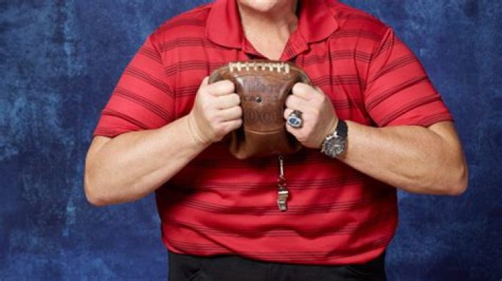 Coach Beiste’s Transformation To A Man – Hollywood Life