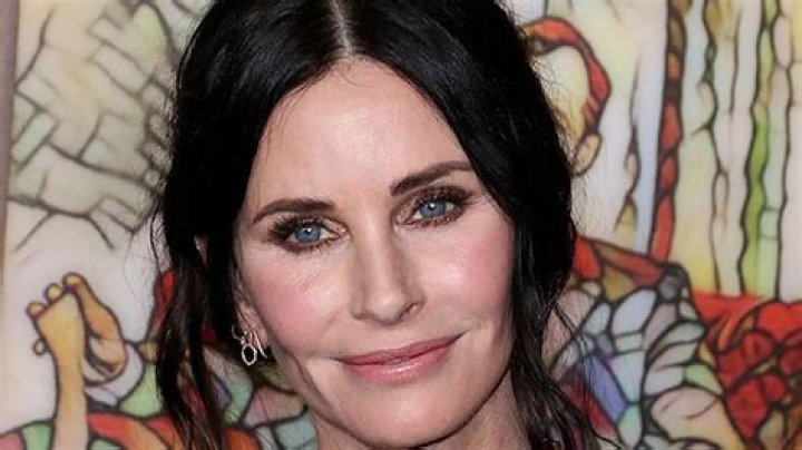 Courteney Cox Jokes About How ‘Real New Yorkers Eat Pizza’: Video – Hollywood Life