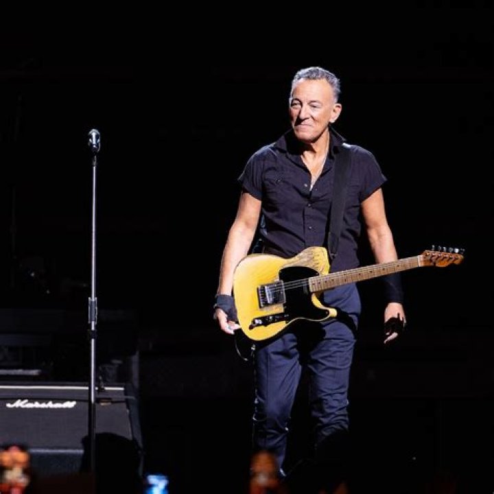 Courteney Cox Re-Enacts Moves From Bruce Springsteen’s ‘Dancing in the Dark’ Music Video: Watch
