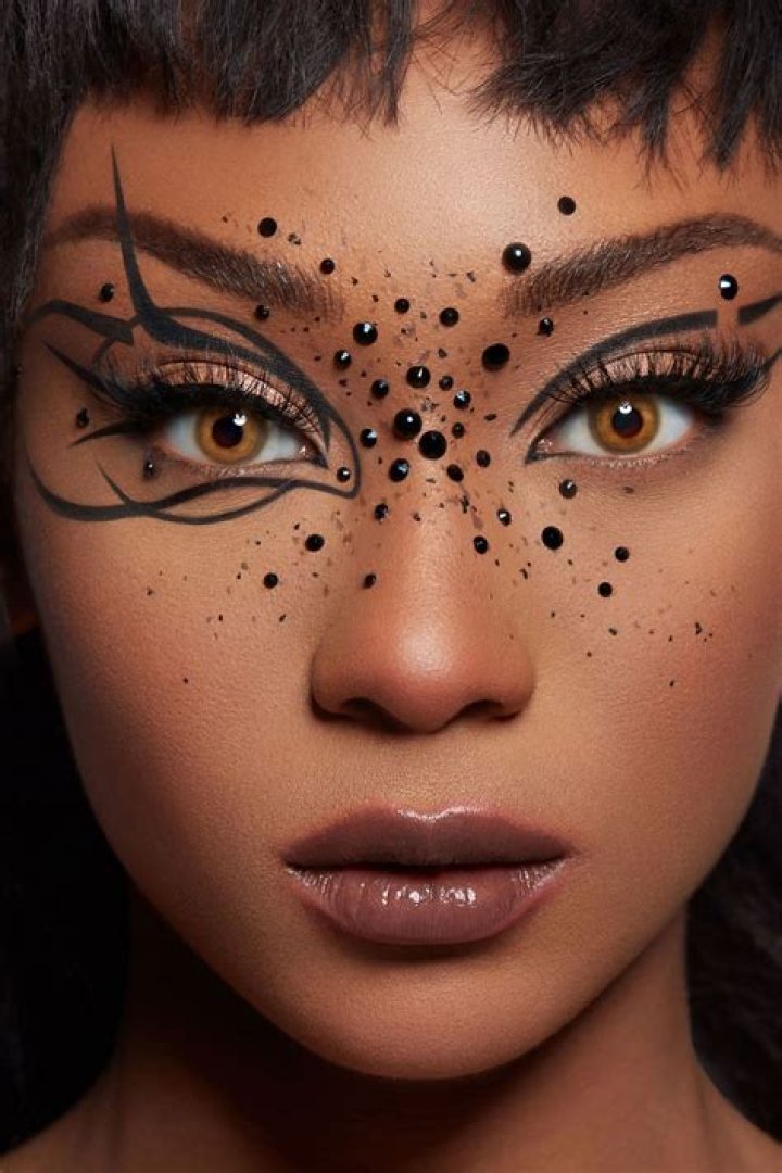 Crazy Beautiful Makeup Looks from Fashion Week– Would YOU Try Them? Check Out Pics and VOTE!
