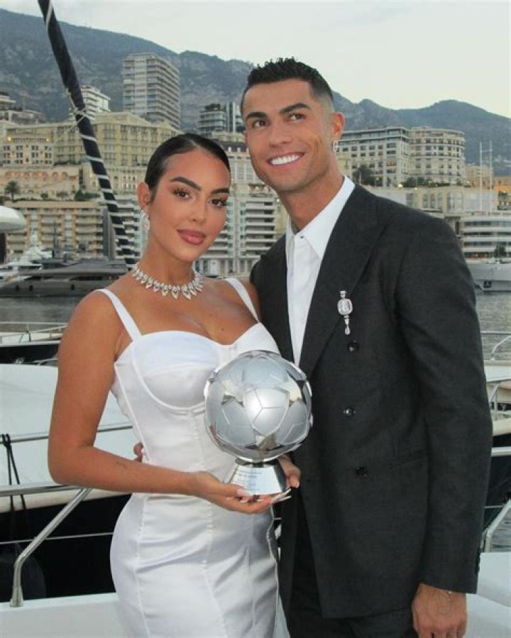 Cristiano Ronaldo Gets Locked Out Of Hotel Room In Underwear — Watch – Hollywood Life