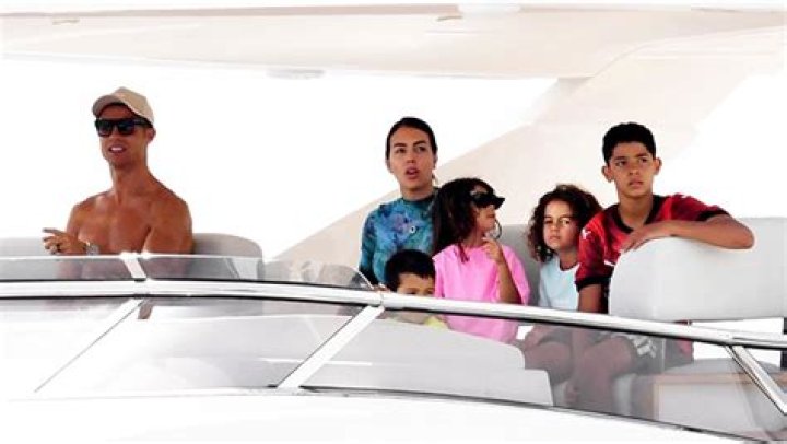 Cristiano Ronaldo & Girlfriend Take 5 Kids On Yacht Ride In Italy – Hollywood Life