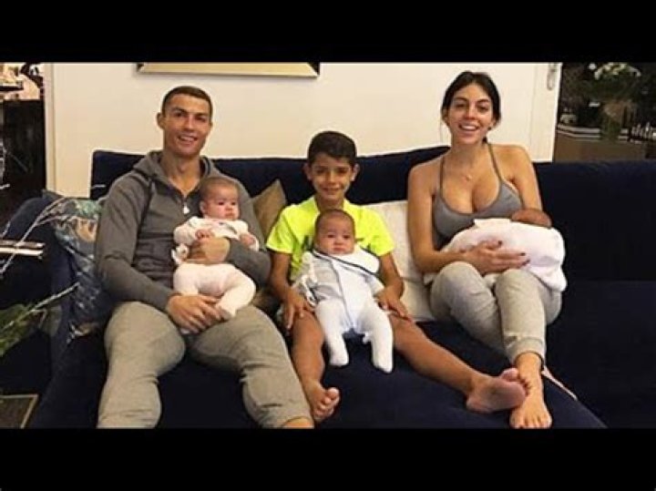 Cristiano Ronaldo Poses With All 4 Of His Kids For 1st Time In Adorable Family X-Mas Card Pic