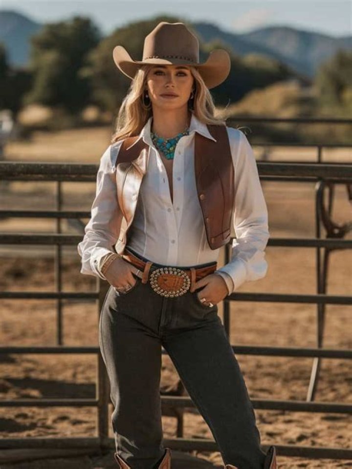 Cute Country Cowgirl — For Blake Shelton? – Hollywood Life