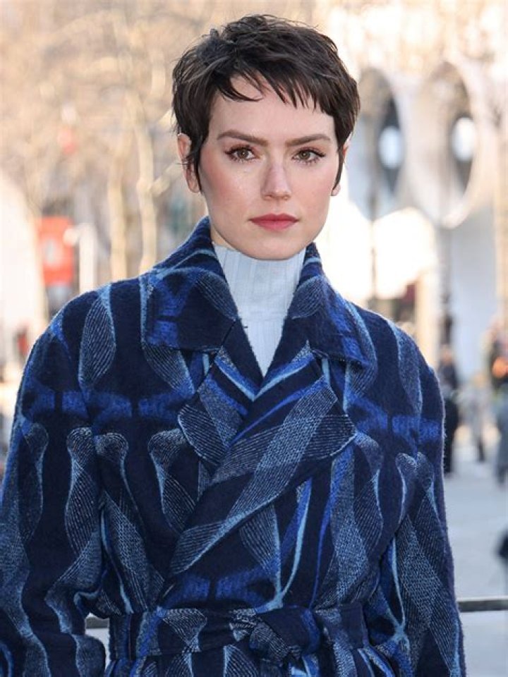 Daisy Ridley Debuts Pixie Haircut Makeover At Paris Fashion Week – Hollywood Life
