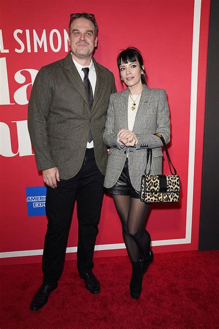 David Harbour & Lily Allen Give Tour Of Their Brooklyn Townhome: Video – Hollywood Life
