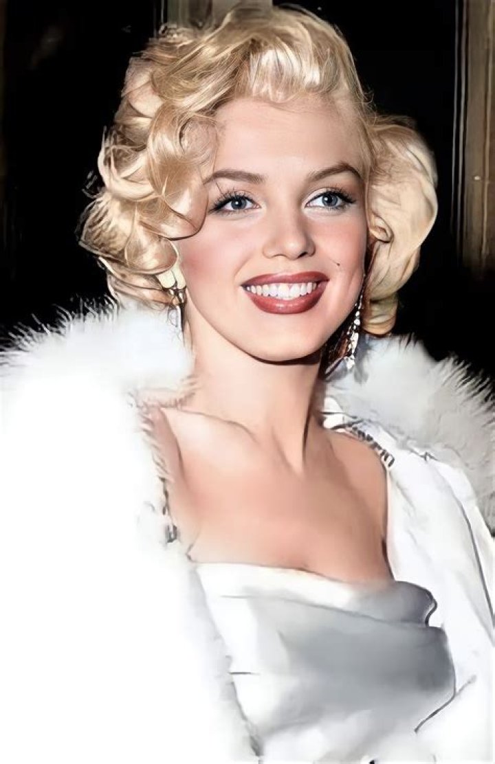 Debuts Blonde Bob Like Marilyn Monroe – Hollywood Life