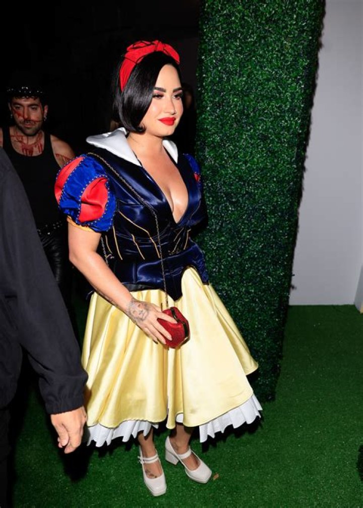 Demi Lovato As Dorothy — ‘Wizard of Oz’ Costume On Halloween – Hollywood Life