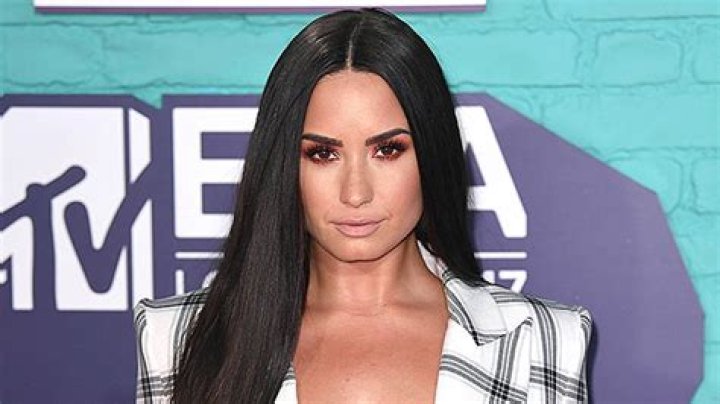 Demi Lovato Realized She Was Queer By Watching ‘Cruel Intentions’ Kiss – Hollywood Life