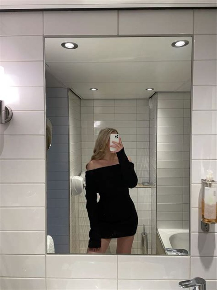 Demi Moore Rocks Bikini In Sexy Mirror Selfie On Vacation — Photo – Hollywood Life
