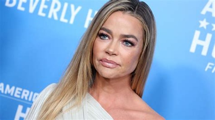 Denise Richards Banned ‘Wild Things’ Erotic Scene From Kids: Interview – Hollywood Life