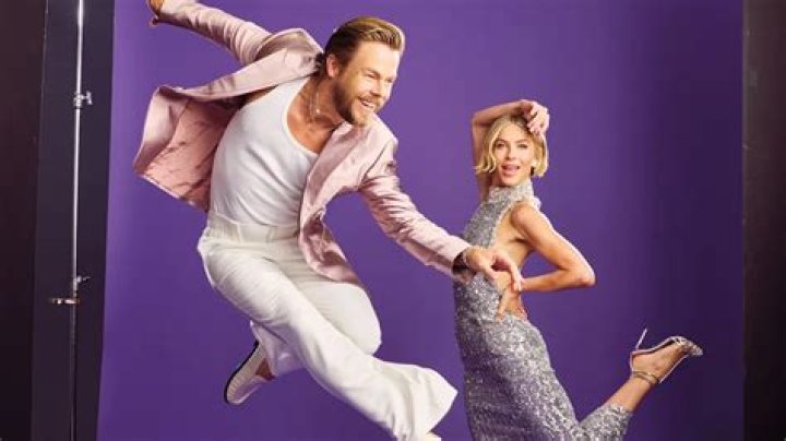 Derek & Julianne Hough Return To ‘Disney Family Singalong’ & Dance To Classic ‘Mary Poppins’ Tunes