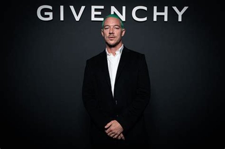 Diplo Joined Tinder To ‘Connect’ With Fans About New Song – Hollywood Life