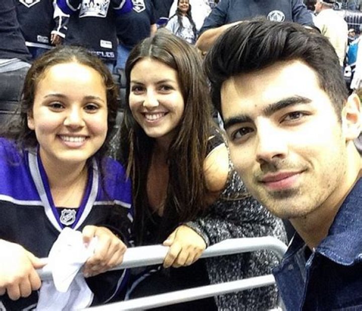 Does Joe Jonas Hook Up With Fans? He Reveals All In Reddit Q&A – Hollywood Life