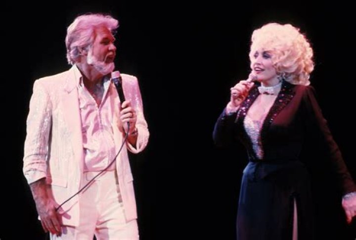 Dolly Parton Sings Kenny Rogers’ ‘Sweet Music Man’ On ‘CMT GIANTS’ – Hollywood Life
