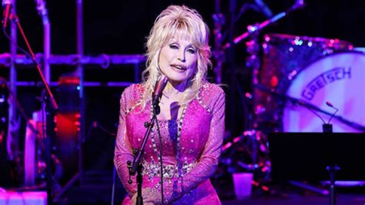 Dolly Parton Sparkles In Bejeweled Outfit For Benefit Concert: Photos – Hollywood Life