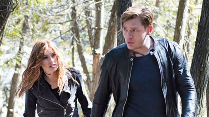 Dominic Sherwood On Jace & Clary’s Kiss On ‘Shadowhunters’ & More – Hollywood Life