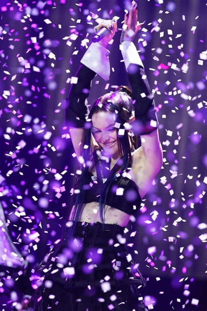 Dove Cameron Performs ‘Boyfriend’ In Ripped Tux For New Year’s Eve ’23 – Hollywood Life