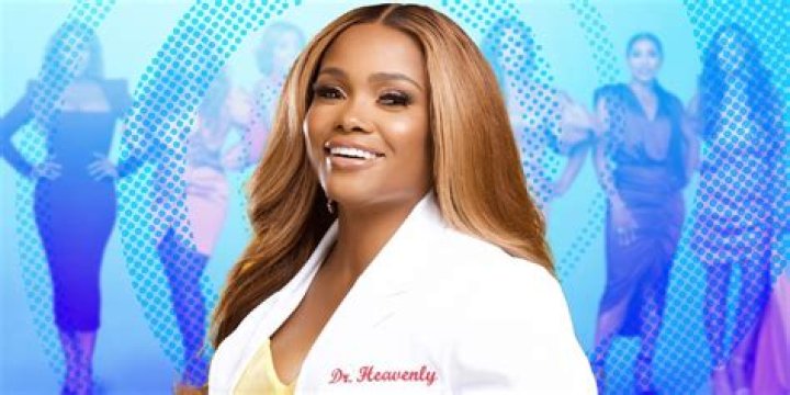 Dr. Heavenly Twerks At Beauty Store – Hollywood Life