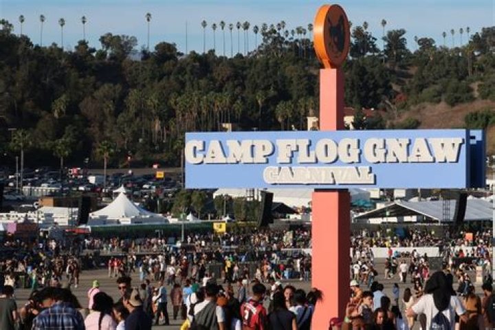 Drake Claps Back After Getting Booed At Camp Flog Gnaw — See Message – Hollywood Life