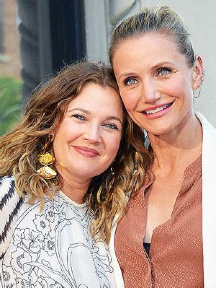 Drew Barrymore & Cameron Diaz Reunite & Snuggle For Cute Selfie – Hollywood Life