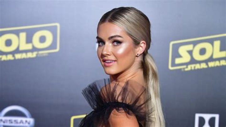 ‘DWTS’ Pro Lindsay Arnold Fires Back At Accusations She Edited C-Section Scar Out Of Photos