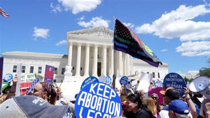 Elizabeth Warren Urges Congress To ‘Step Up’ & Protect Roe V. Wade Amidst Texas Abortion Law