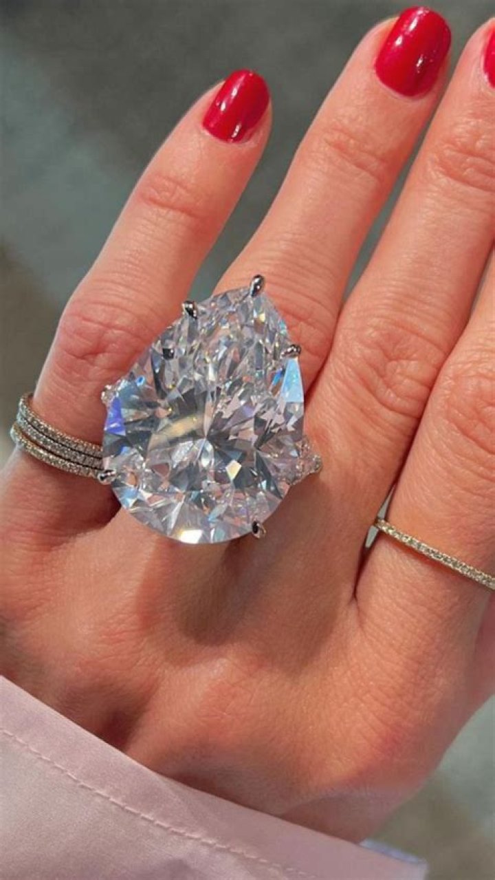 Elle King Gets Engaged To BF On Her 30th Birthday: See Her Huge Engagement Ring