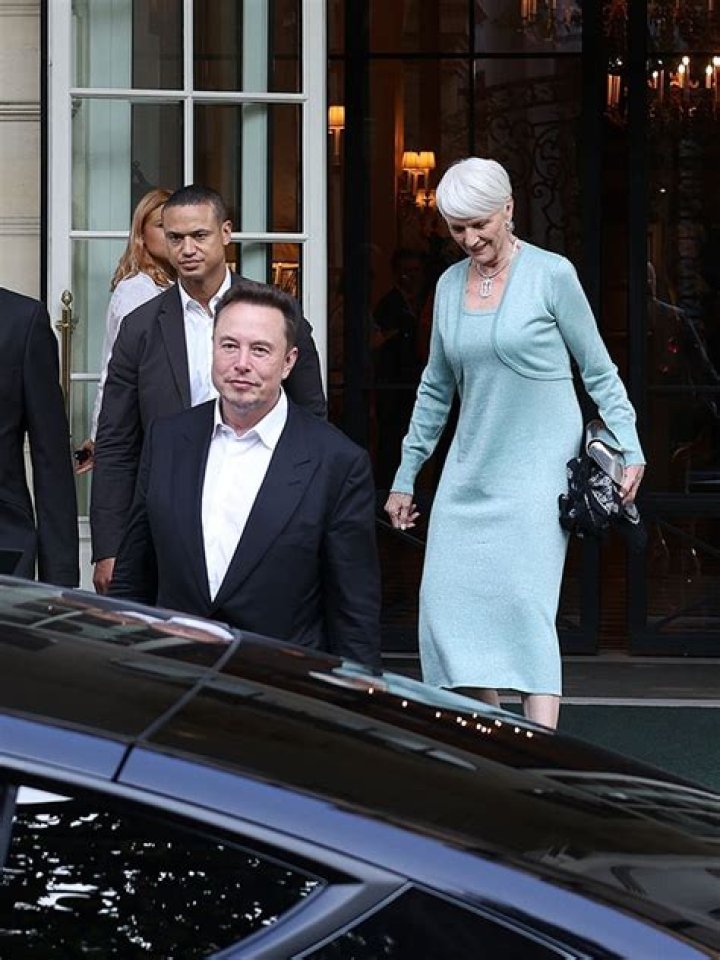 Elon Musk & Mom Maye Go On Paris Outing: Photos – Hollywood Life