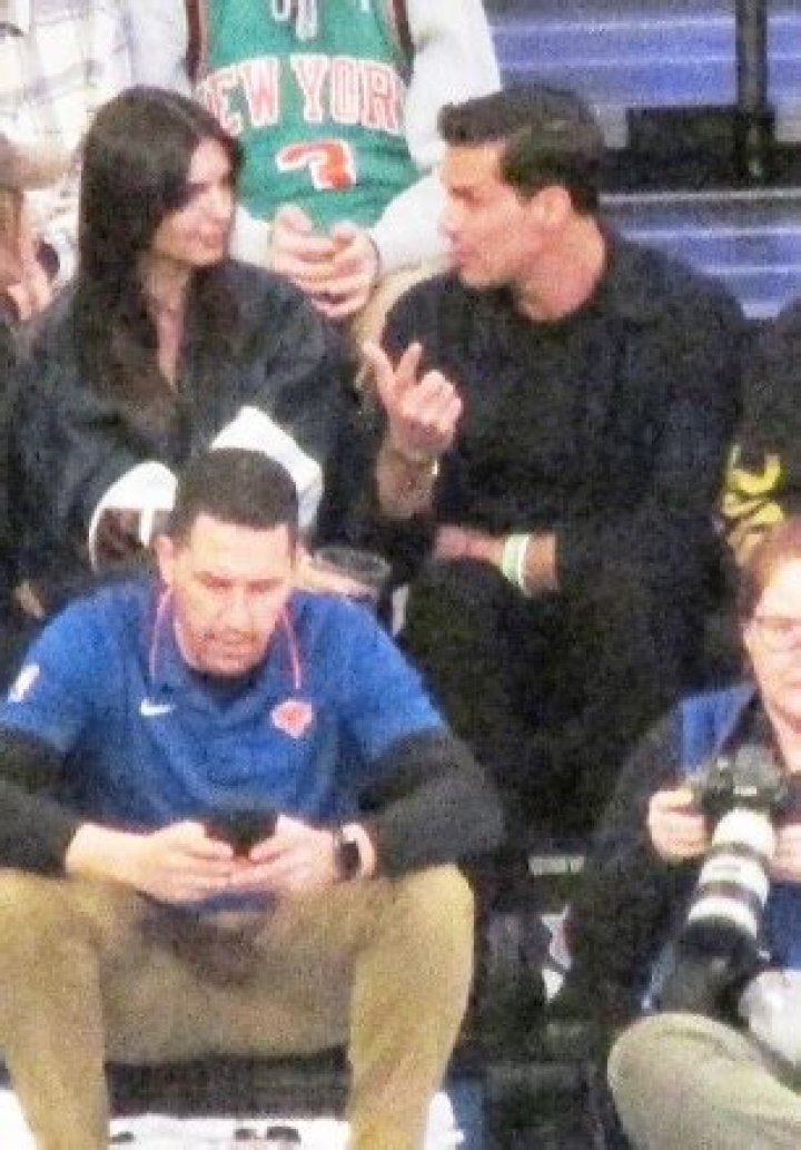 Emily Ratajkowski Chats Up Mystery Man At Knicks Game After Eric Andre Date
