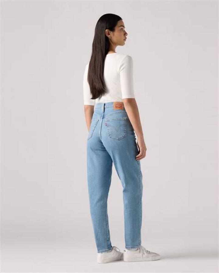 Emily Ratajkowski Makes High-Waisted Mom Jeans Look Sexy With Tank Top & Skinny Belt