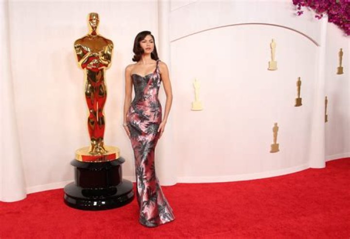 Emily Ratajkowski Puts Her Rock Hard Abs On Display In Daring Skirt & Tube Top At VF Oscars Party 