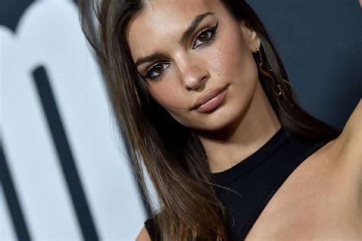 Emily Ratajkowski Rocks Black Bikini & Blonde Hair In New Pic – Hollywood Life