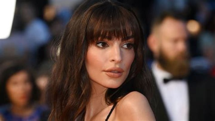 Emily Ratajkowski Seemingly Comes Out As Bisexual On TikTok: Video – Hollywood Life