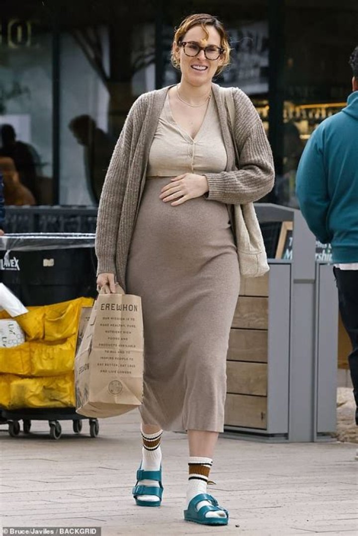 Emma Roberts Covers Up Her Baby Bump In Oversized T-Shirt During 4th Of July Weekend Outing — Pic