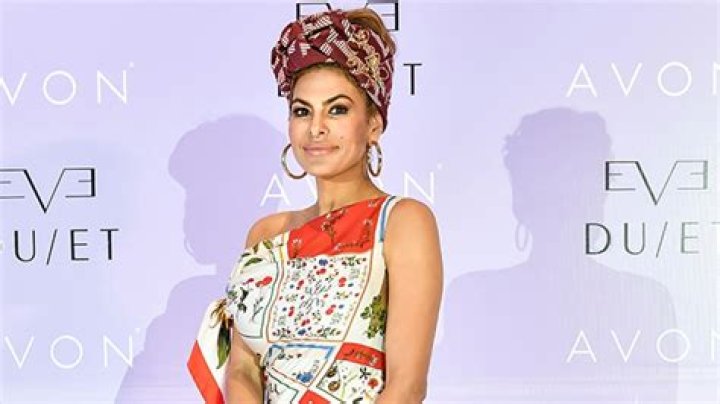 Eva Mendes Loves This Body Oil Spray That ‘Absorbs Fast & Moisturizes’