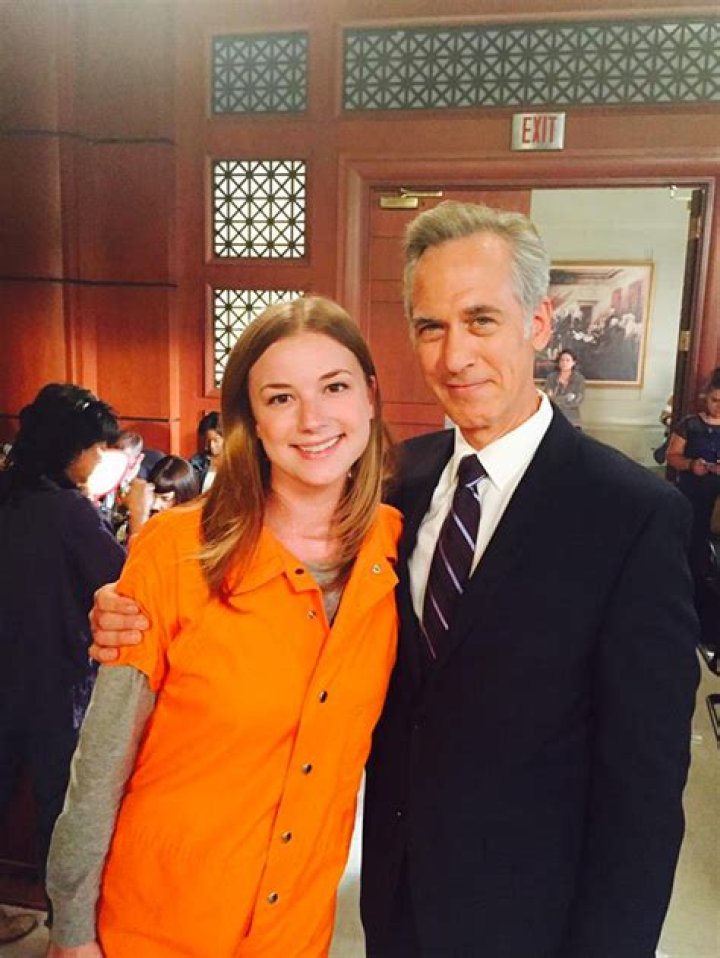 ‘Everwood’ Reunion On ‘Revenge’ — Tom Amandes Guest-Stars With Emily VanCamp – Hollywood Life