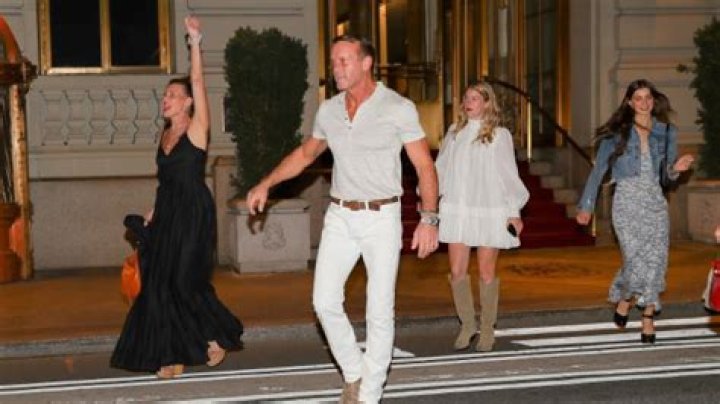 Faith Hill & Tim McGraw Have Dinner With Daughters Maggie, & Audrey – Hollywood Life